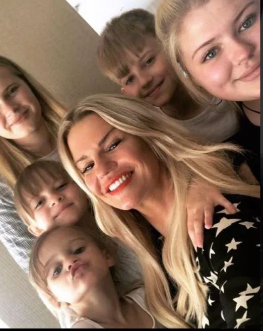 Kerry with her five kids Lilly-Sue, Molly, Heidi, Maxwell and Dylan-Jorge