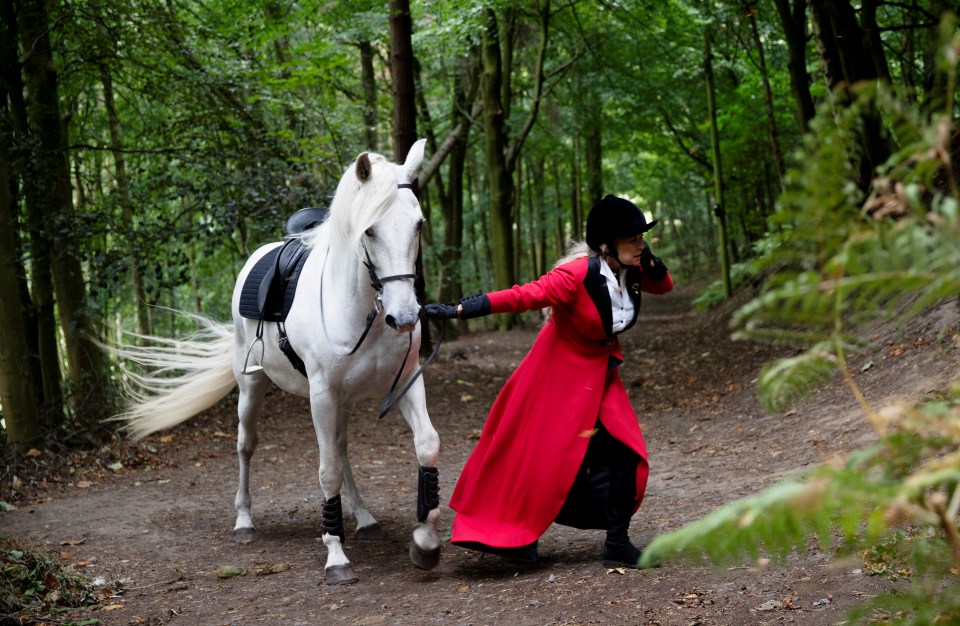 Kim Tate headed out on her horse to try and help find Amelia as she went into early labour