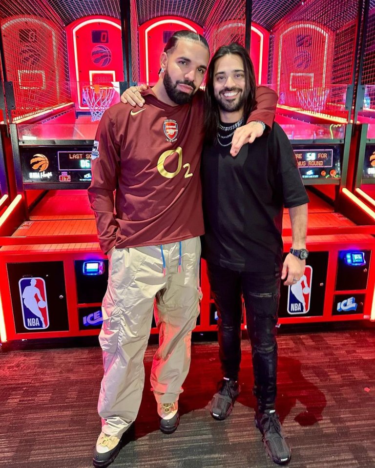 Drake has been spotted wearing an Arsenal jersey from the 2005/06 season