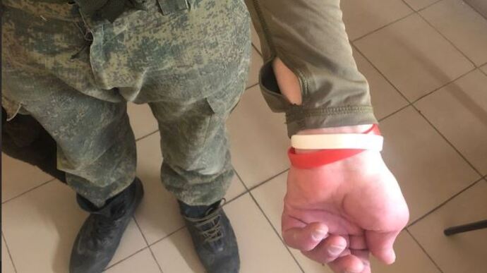 New Russian recruits are being made to wear wristbands if they have HIV or hep C