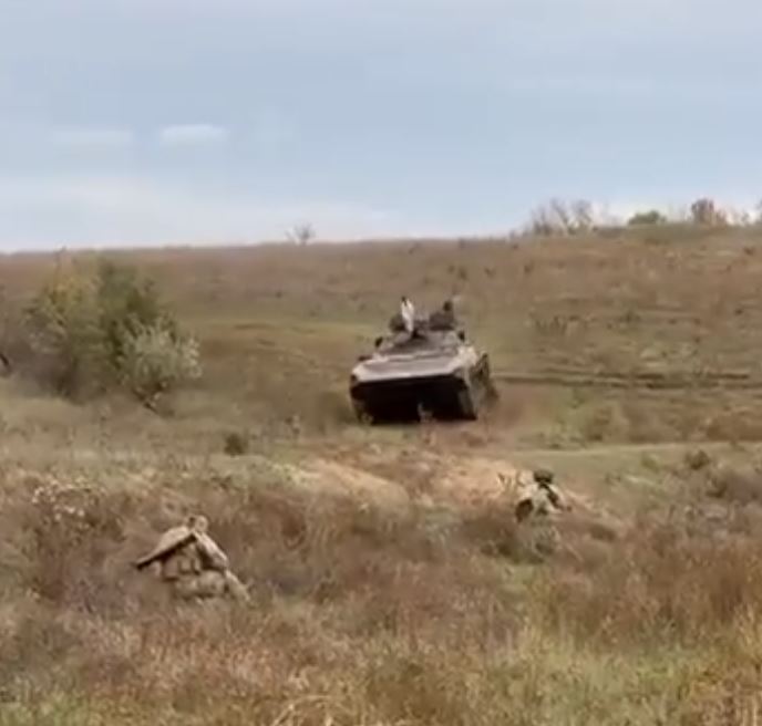 The tank driving down the hill towards Ukrainian soldiers