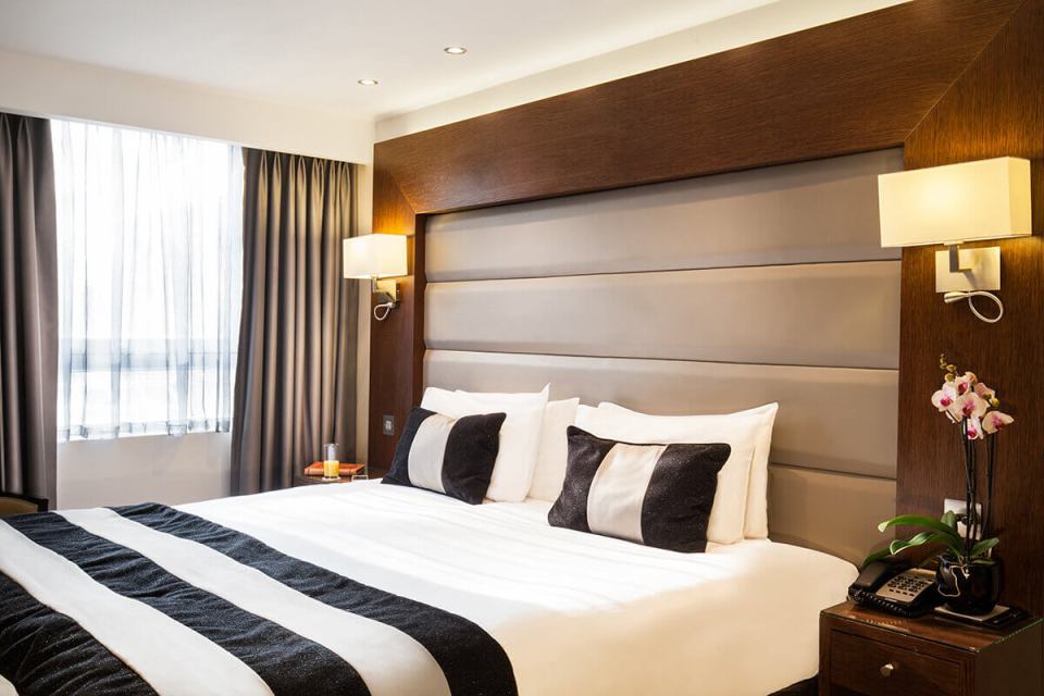 Located only 350 yards from Paddington train station, the Park Grand Paddington Court Hotel offers easy access to central London