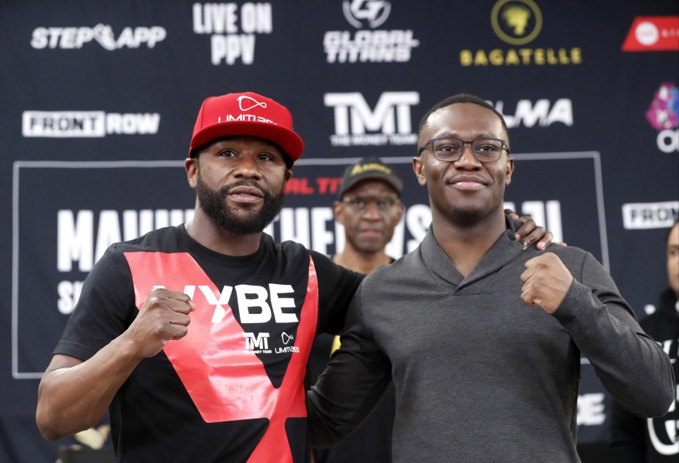  Floyd Mayweather and Deji ahead of their exhibition