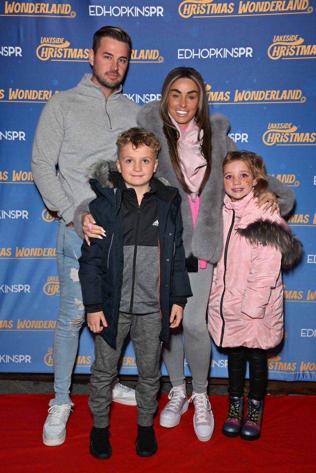 Katie was snapped with her two youngest kids and Carl Woods