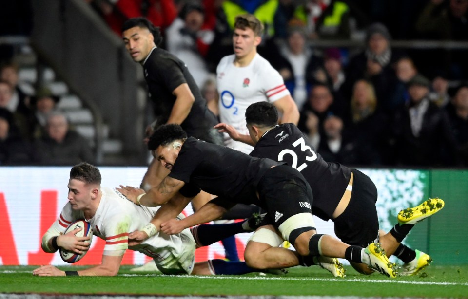 Freddie Steward scores their second try