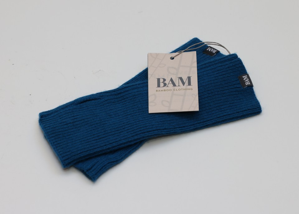 The knitted wrist warmers can be worn both indoors and outdoors