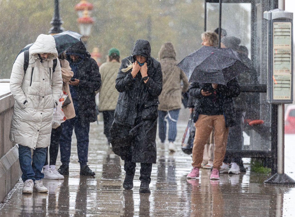 Gale force winds are predicted along with thundery spells| Putney Bridge, London