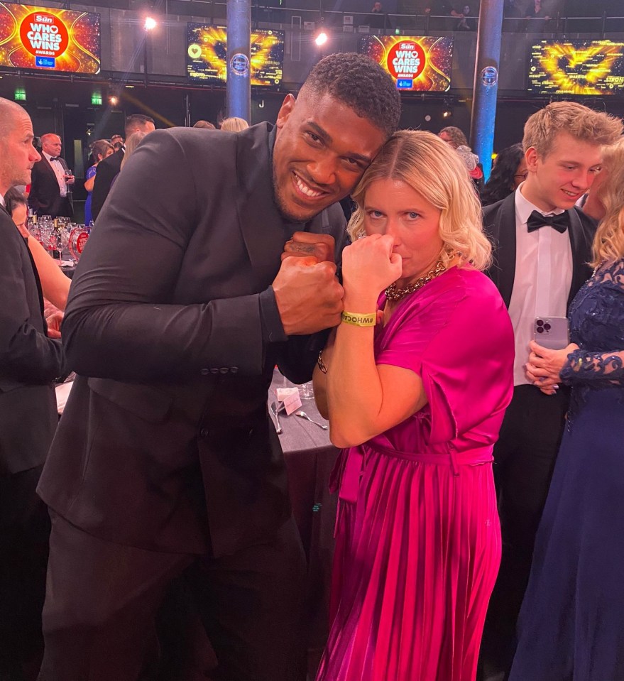 Boxing champ Anthony Joshua with East of England Ambulance manager Lesley Hall. Inset right, Anthony takes a selfie with Catherine and Paul Langford, and Jacob Jones. The couple’s son Rhys, who died of cancer after raising £67,000 to help fellow cancer sufferer Jacob, was up for an Unsung Hero Award.