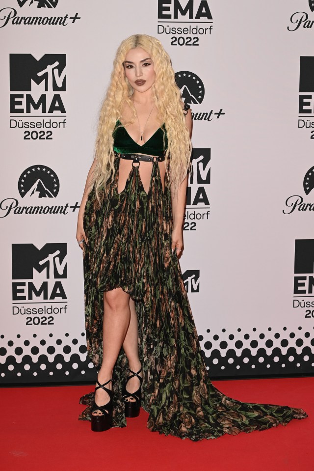 Singer Ava Max looked amazing on a floaty green gown