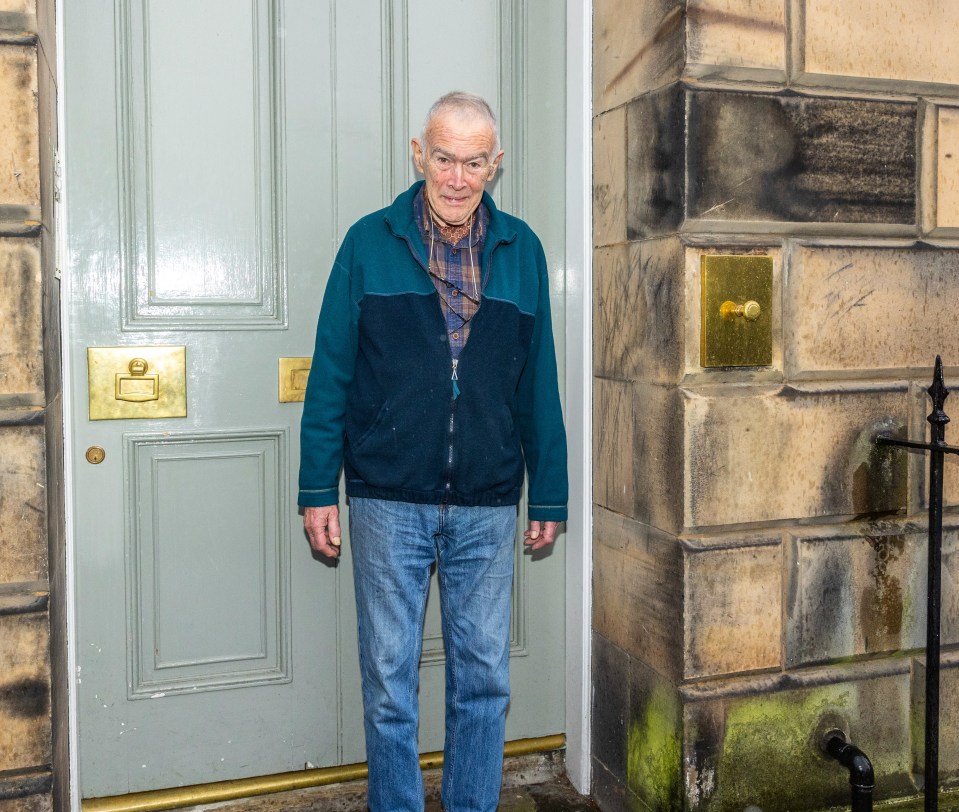 02-11-2022 News – London job – pink door house in Edinburgh New Town. Bill Giles (81) – next door neighbour, stands in front of his grey door. Pic:Andy Barr www.andybarr.com Copyright Andrew Barr Photography. No reuse without permission. andybarr@mac.com +44 7974923919