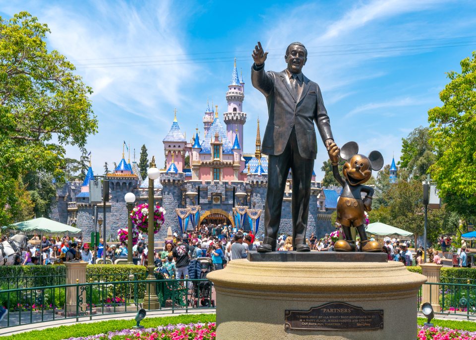 Deals include Universal Orlando, Disney World, SeaWorld and Disneyland California