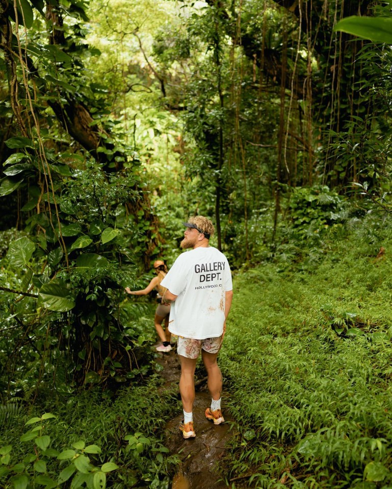 Paul and Rose are exploring the Hawaiian nature during their holiday