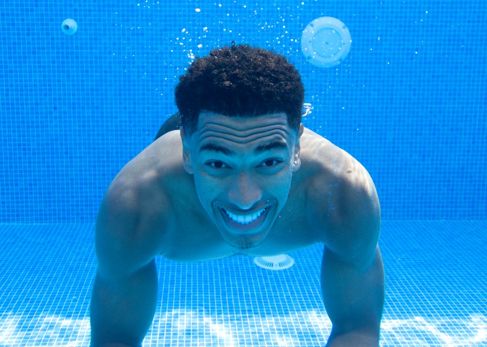 Jude Bellingham relaxed by showing off his swimming skills