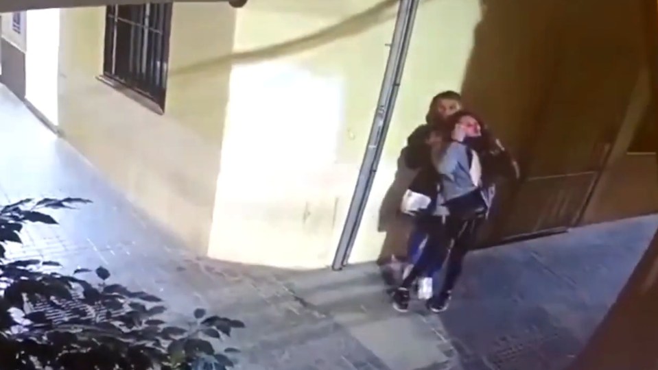 The man puts the German tourist into a choke hold before she loses consciousness