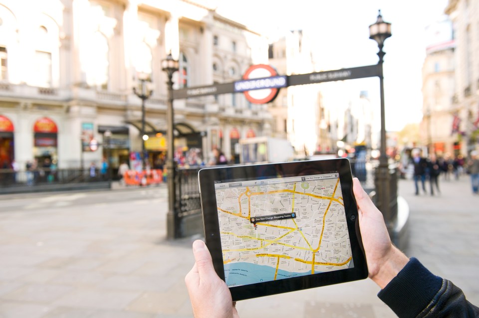 The tip lets tourists use Google Maps without any internet connection