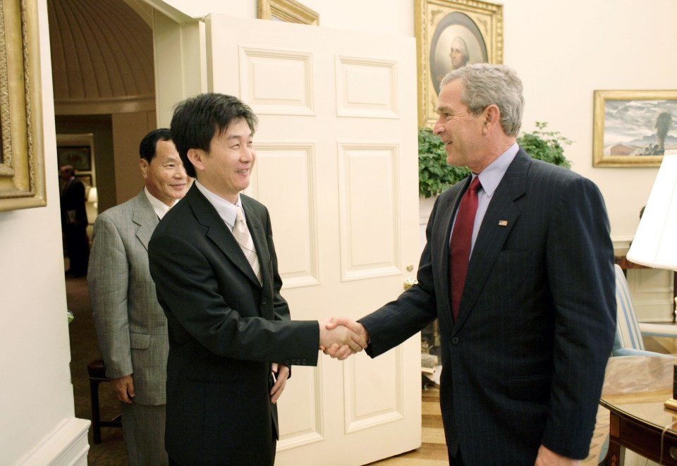 US President George W. Bush welcomes Kang Chol-hwan to the Oval Office in 2005