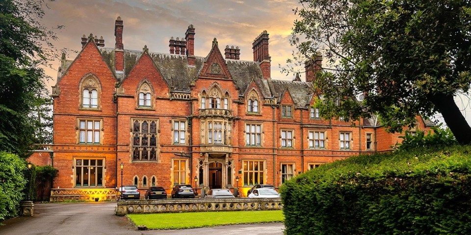 Country hotels are also available, such as the Wroxall Abbey Hotel in rural Warwickshire