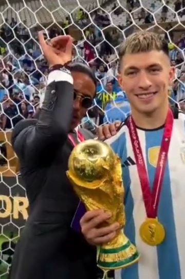 Lisandro Martínez looks annoyed as the chef pretends to sprinkle salt on the trophy