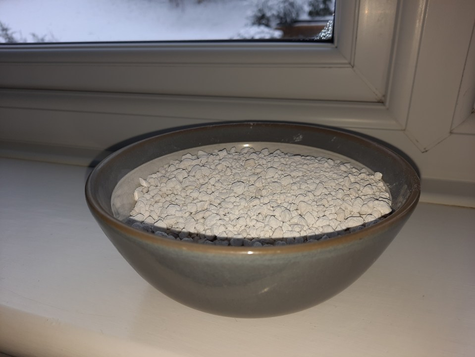 Cat litter in bowls is another way to reduce condensation in windows