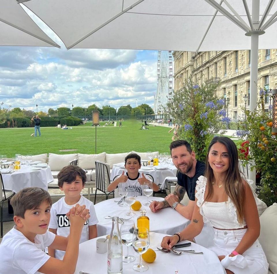  Messi with his wife and children