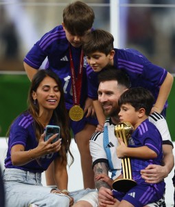  Lionel Messi with his wife and three children after Argentina won the World Cup in Qatar 2022