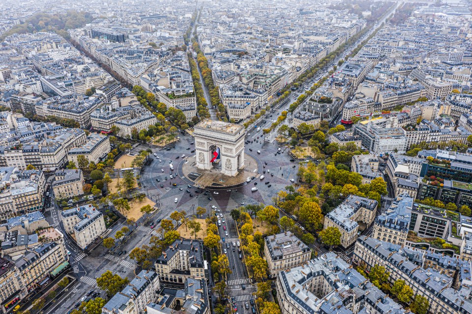 The roundabout around the Arc de Triomphe has up to 10 lanes with no markings