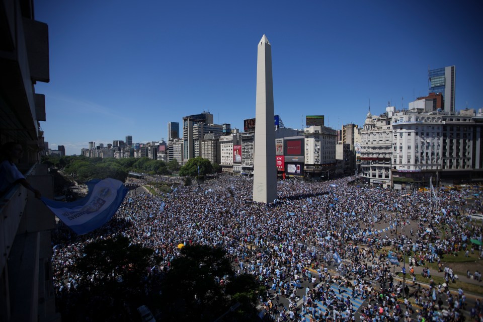 Thousands of fans poured into the streets in the Argentinian capital of Buenos Aires