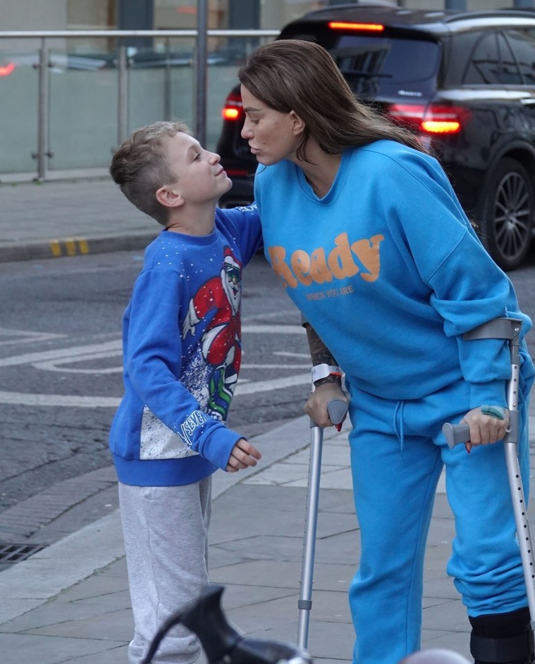 She was shown getting a kiss from son Jett on the pavement in London