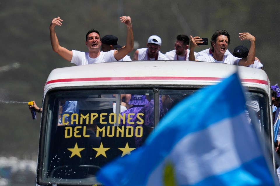 Manager Lionel Scaloni was seen at the head of the bus