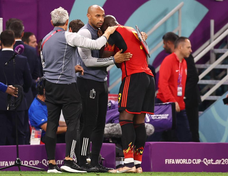 Thierry Henry consoled Lukaku on the side of the pitch