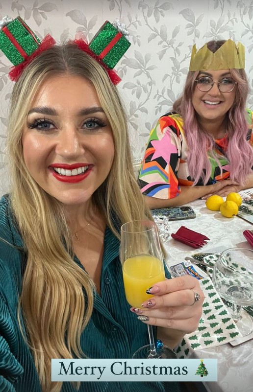 The mum-of-two celebrated the festive day with her sister Ellie