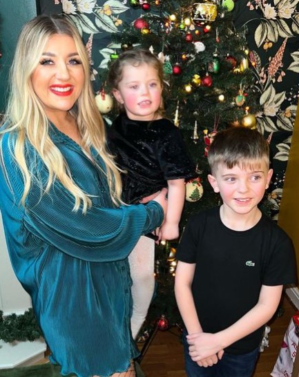 Izzi Warner looked stunning in a green shirt dress on Christmas Day