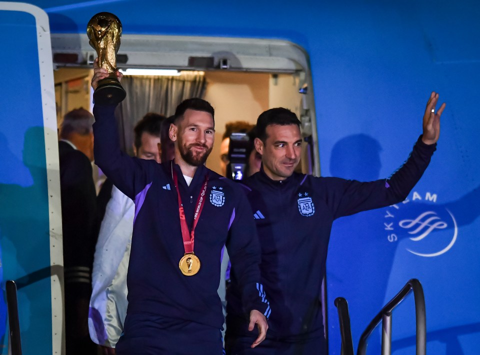 Messi left the plane with his medal around his neck and the trophy in hand