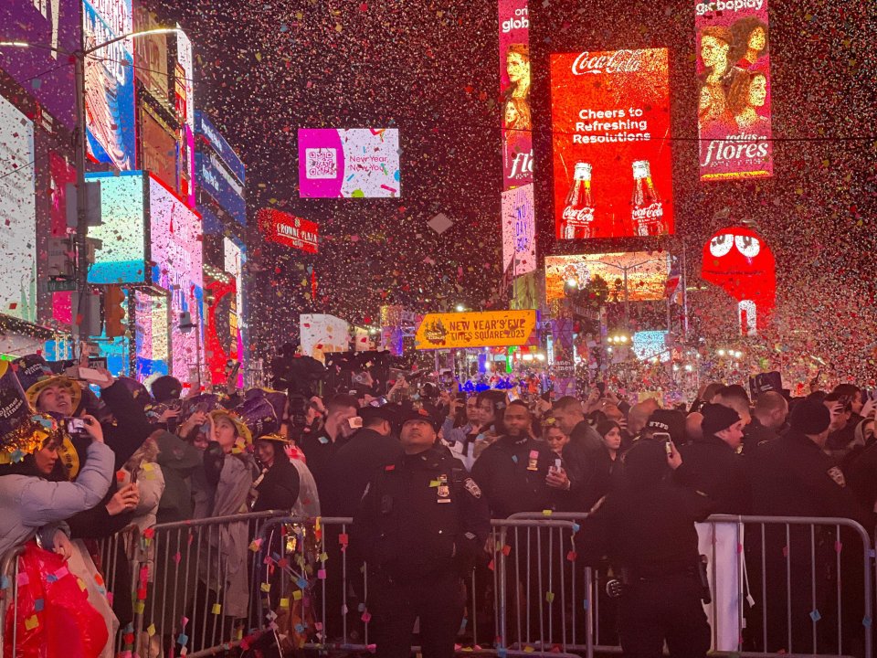 Alamy Live News. 2M603WK New York, New York, USA. 1st Jan, 2023. The ball drops to enter the new year during New Yearâs Eve celebrations in Times Square on January 1, 2023 in New York City. (Credit Image: Â¿ Ryan Rahman/Pacific Press via ZUMA Press Wire) This is an Alamy Live News image and may [â¦]