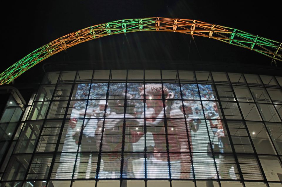 Wembley paid tribute to Pele with a picture alongside England World Cup-winning captain Bobby Moore