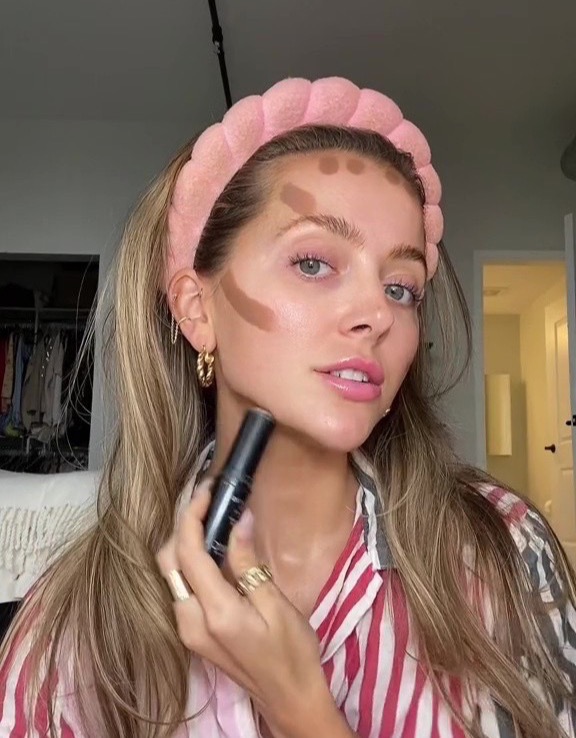 Content creator Abby Baffoe did her makeup backwards to see if the trend - popularised by celebrity makeup artist Mary Phillips - was worth the hype