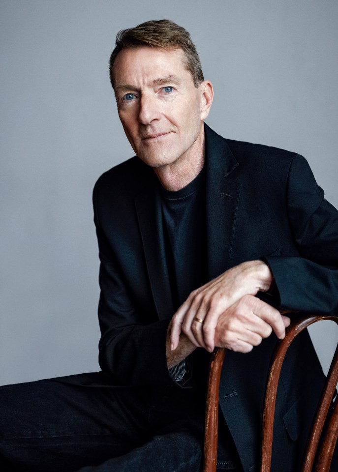 Lee Child has written a series of thriller novels about which former American military policeman roaming the country taking odd jobs?