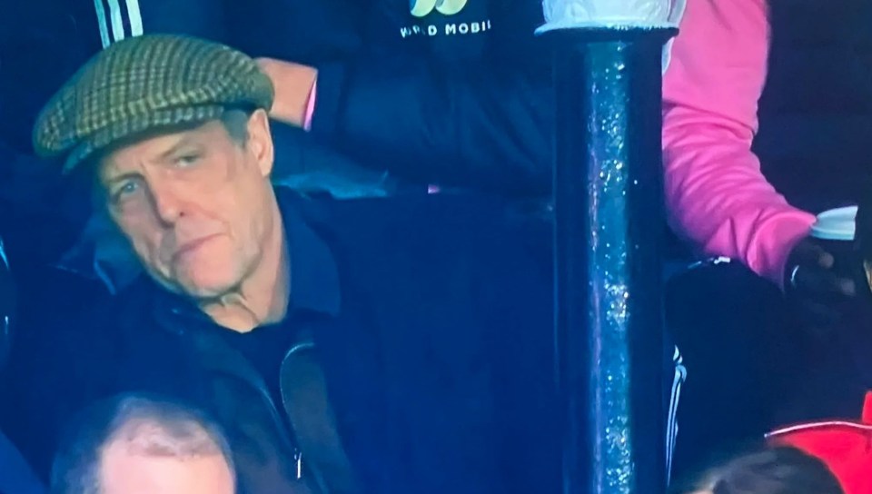 Hugh Grant was spotted appearing to look around a pole during Fulham's 1-1 draw with Sunderland