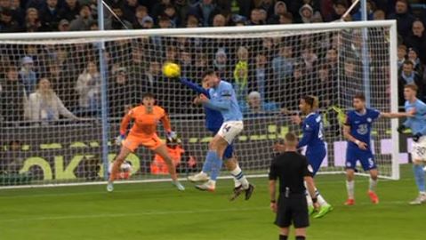 Kai Havertz bafflingly punched a Man City corner