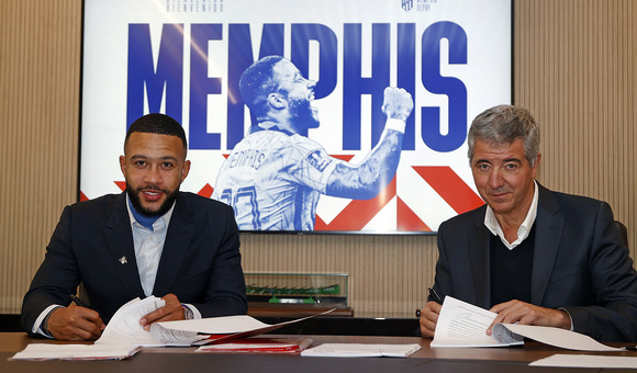 Atletico Madrid have completed the signing of Memphis Depay from Barcelona