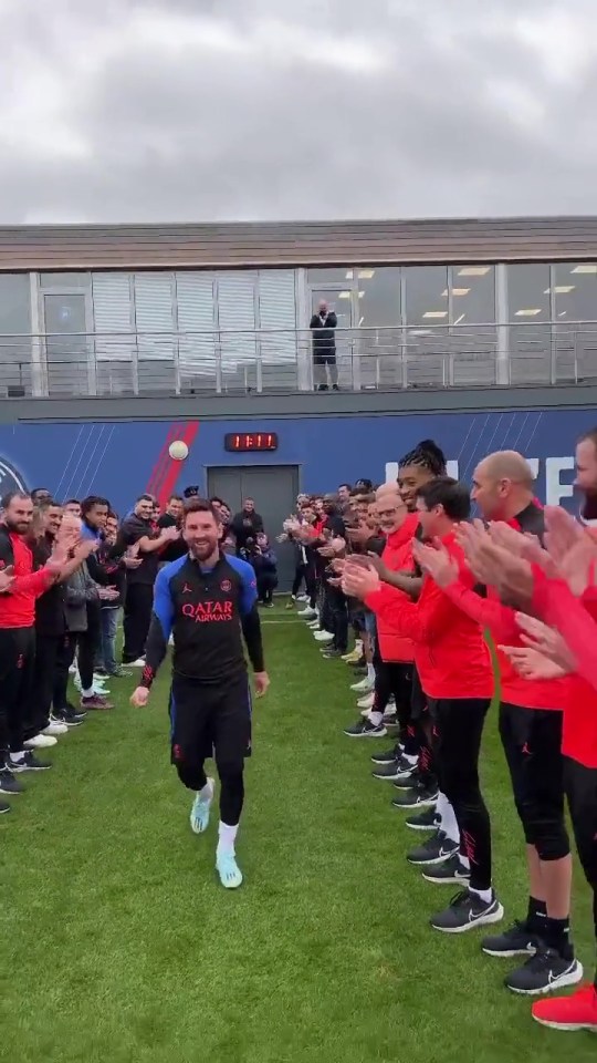 Messi received a guard of honour on his PSG return