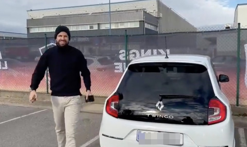 Pique turns up at work in a Twingo and says he’s signed a deal with Casio