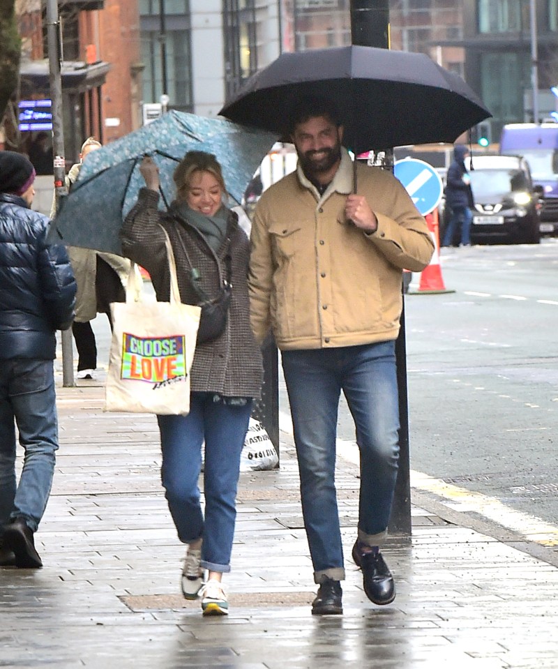 The pair shielded from the rain as they grabbed a coffee