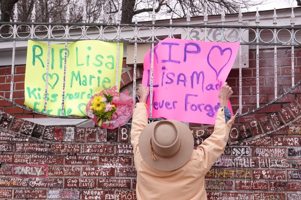 Fans leave messages for Lisa Marie