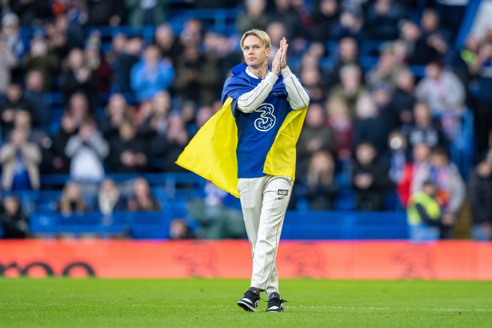 Mykhailo Mudryk wore a Ukrainian flag during his official presentation on the pitch