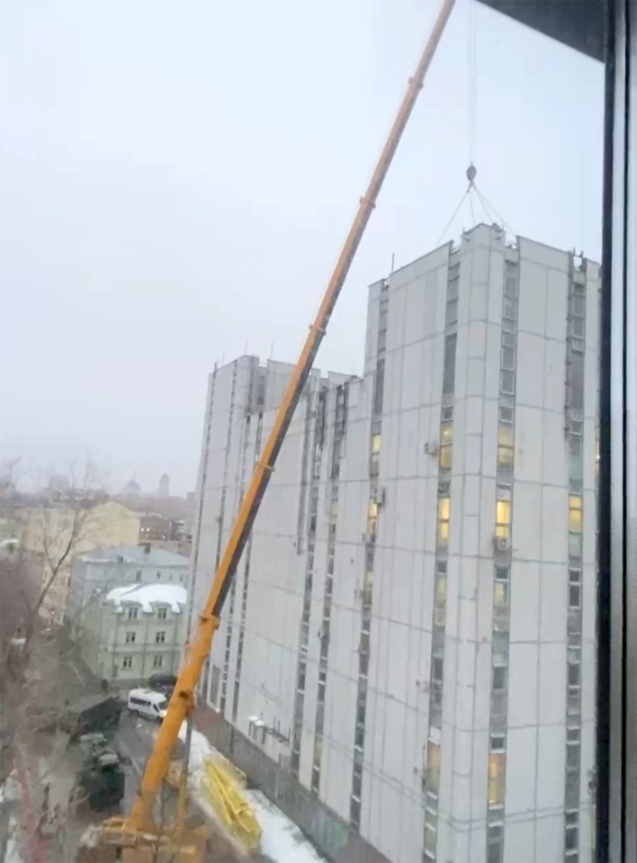 Another Pantsir S-1 seemed to be being installed on top of a building in the Taganka district