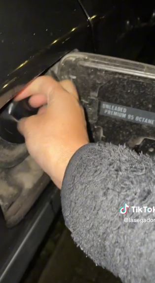 The TikTok user first unscrews the petrol cap