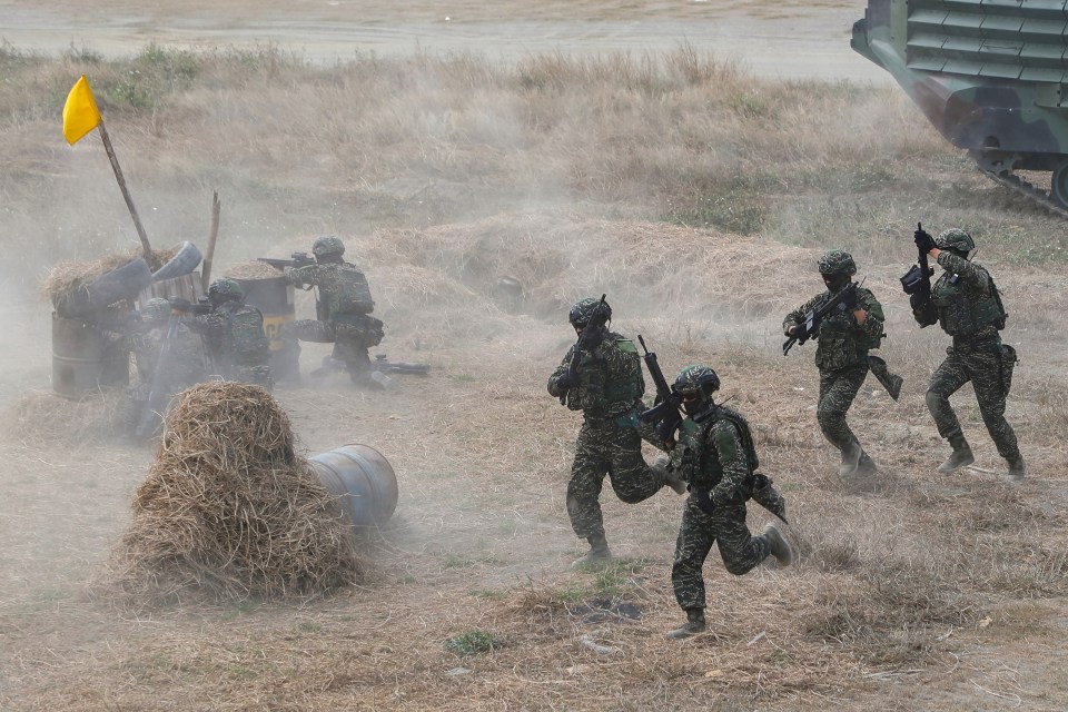 Taiwanese soldiers preparing for an invasion from Beijing