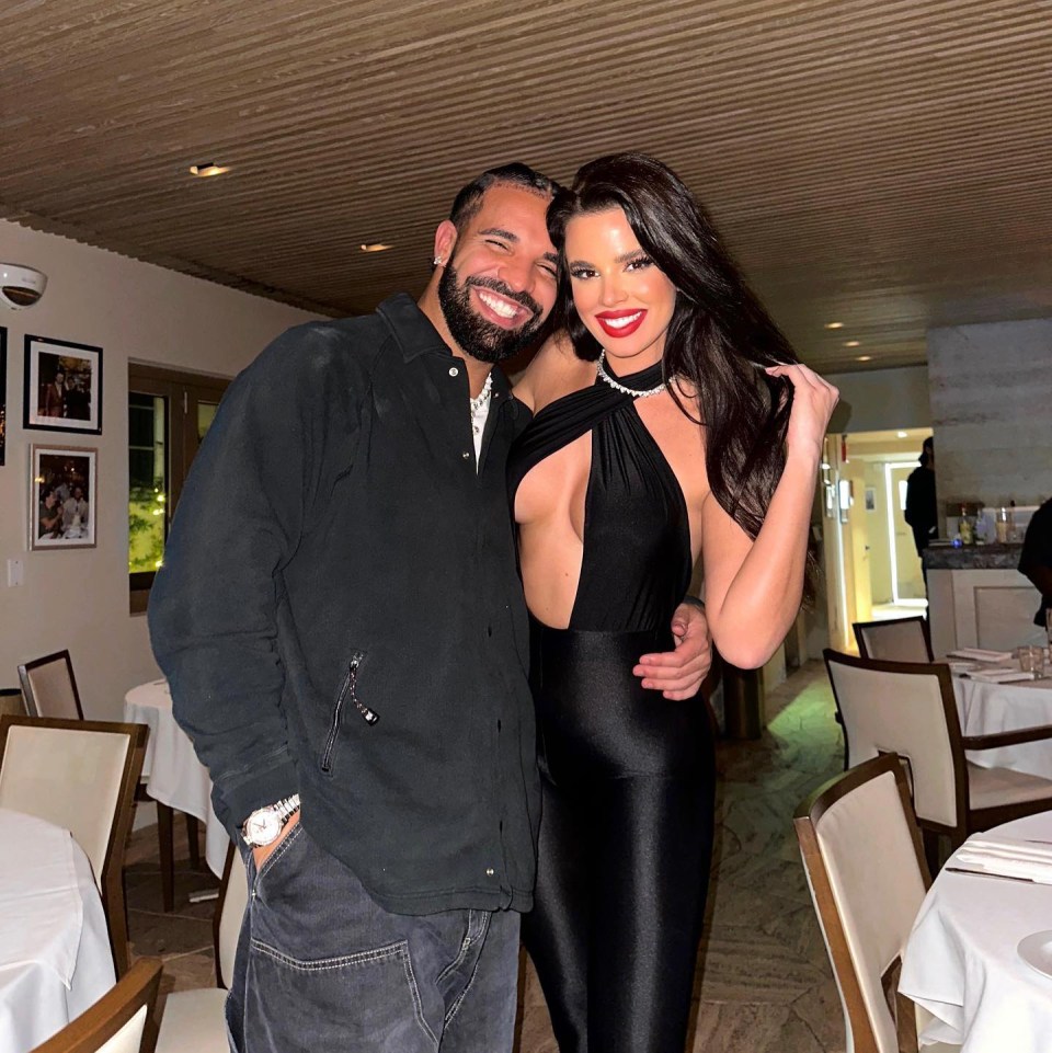 Ivana Knoll posed for a picture with Drake at the bash