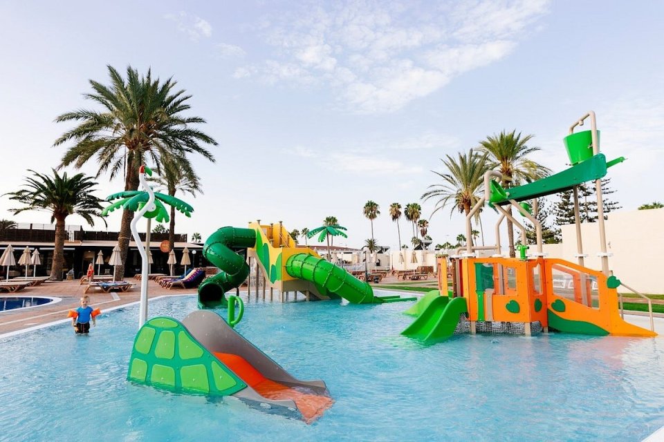 There's a kids' pool with slides